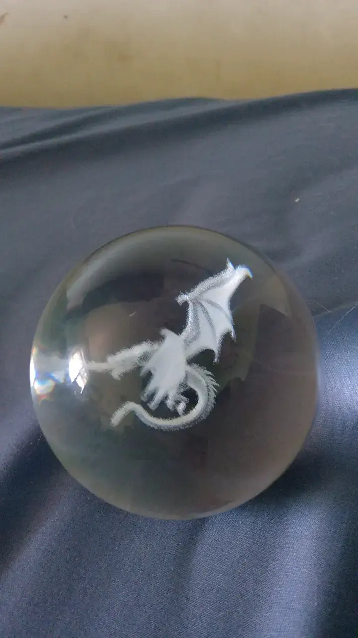 Esfera de cristal con dragón grabado