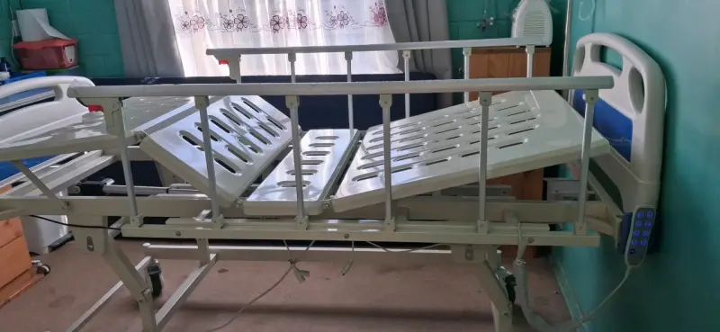 Cama clínica ajustable con barandas - 2