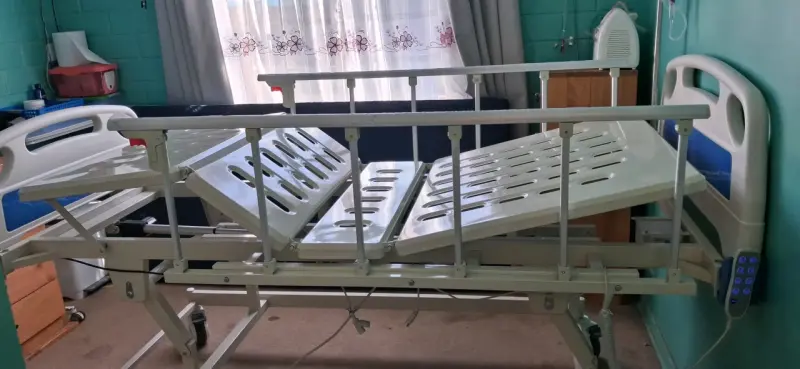 Cama clínica ajustable con barandas - 3