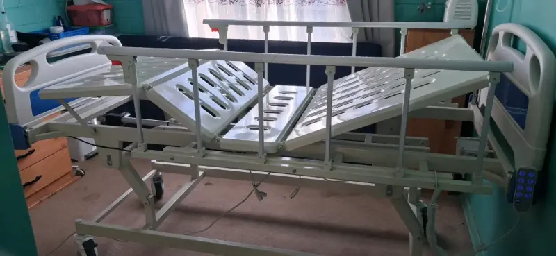 Cama clínica ajustable con barandas - 4