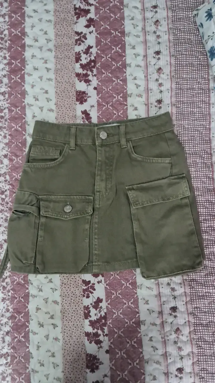 Falda corta verde militar Bershka con bolsillos - 1