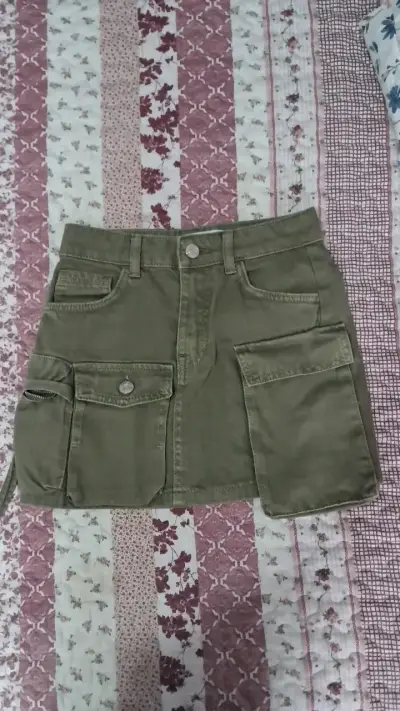 Falda corta verde militar Bershka con bolsillos - miniatura 1