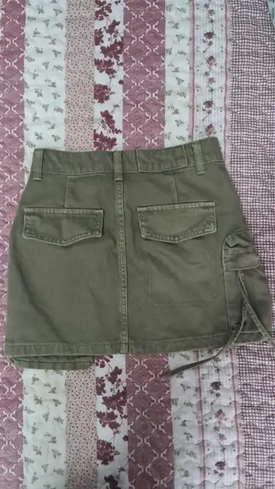 Falda corta verde militar Bershka con bolsillos - miniatura 2