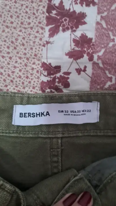 Falda corta verde militar Bershka con bolsillos - miniatura 3