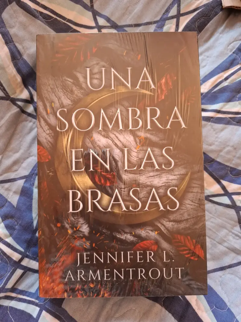 Libro 'Una Sombra en las Brasas' de Jennifer L. A.