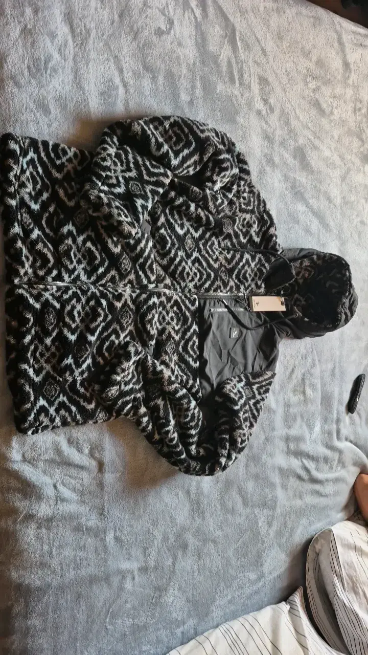 Chaqueta de lana con capucha y diseño geométrico - 2