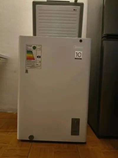 Congelador vertical Midea 1C en buen estado - miniatura 1