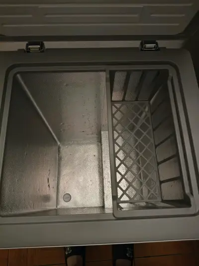 Congelador vertical Midea 1C en buen estado - miniatura 2
