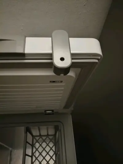 Congelador vertical Midea 1C en buen estado - miniatura 3