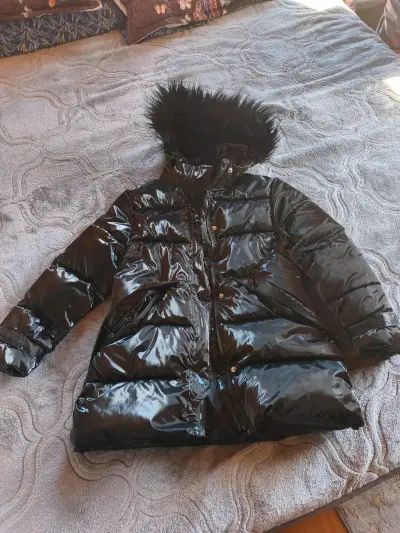 Chaqueta de invierno negra con capucha de piel sintética - miniatura 1