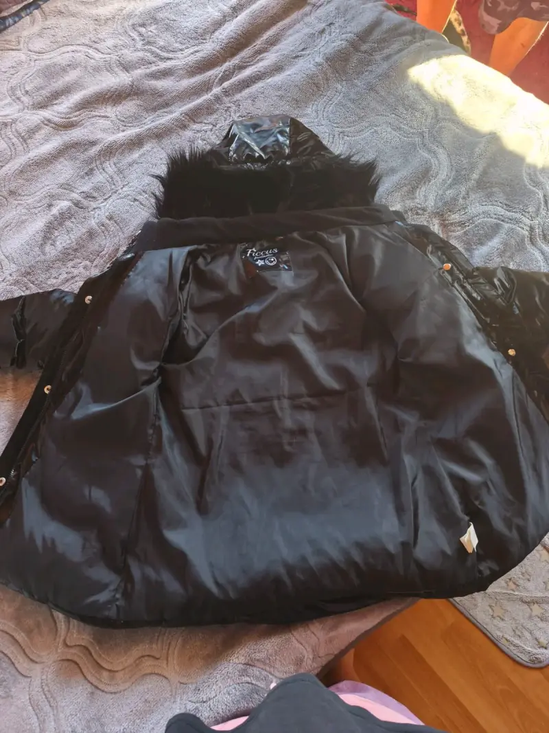 Chaqueta de invierno negra con capucha de piel sintética - 5