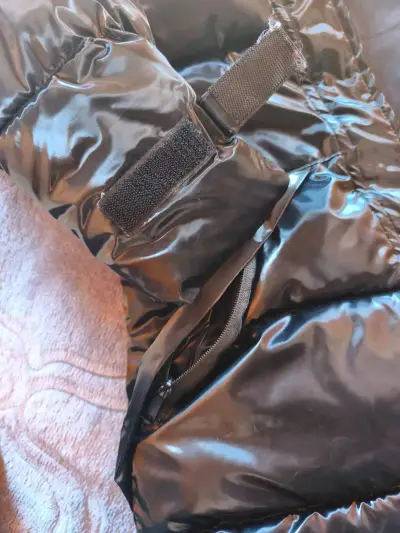 Chaqueta de invierno negra con capucha de piel sintética - miniatura 6