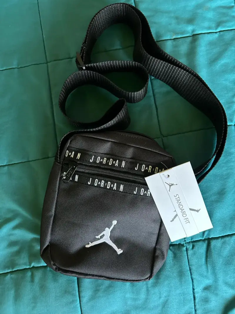 Bandolera Jordan negra con logo - 1