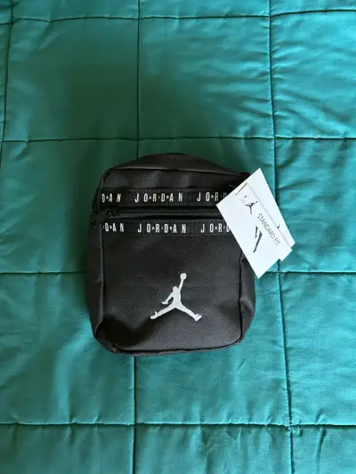 Bandolera Jordan negra con logo - miniatura 3