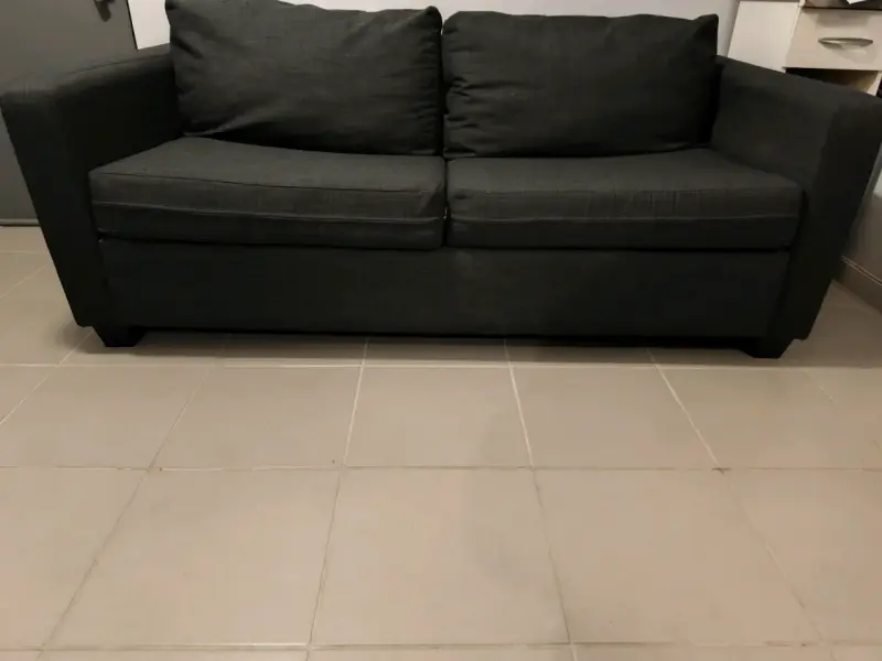 Sofá cama de tela gris oscuro en buen estado - 1