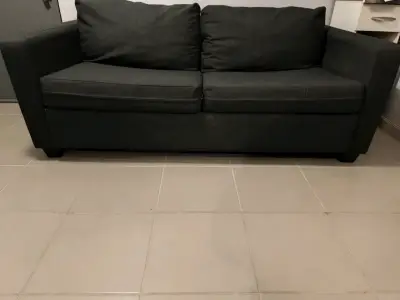 Sofá cama de tela gris oscuro en buen estado - miniatura 1