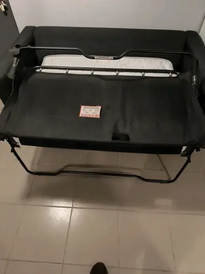 Sofá cama de tela gris oscuro en buen estado - miniatura 2