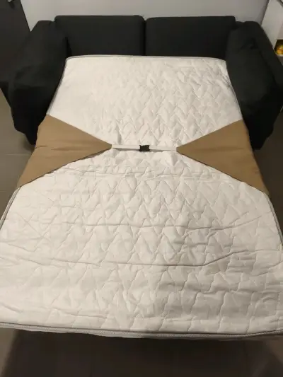 Sofá cama de tela gris oscuro en buen estado - miniatura 3