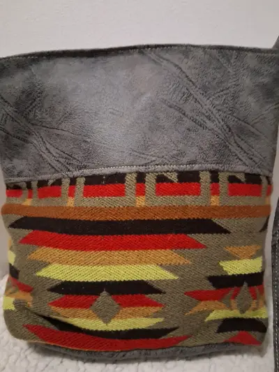 Bolso de hombro con diseño étnico y cuero gris - miniatura 1