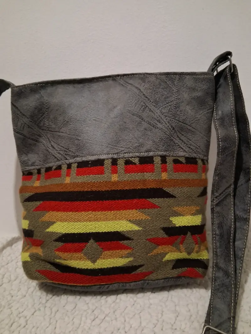 Bolso de hombro con diseño étnico y cuero gris - 2