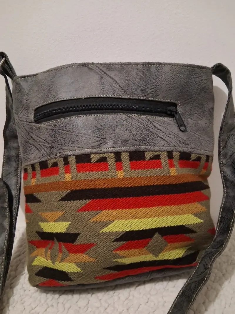 Bolso de hombro con diseño étnico y cuero gris - 3