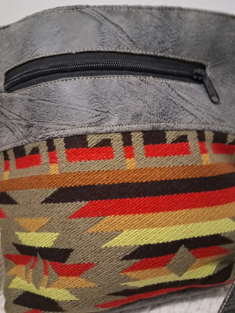Bolso de hombro con diseño étnico y cuero gris - 4