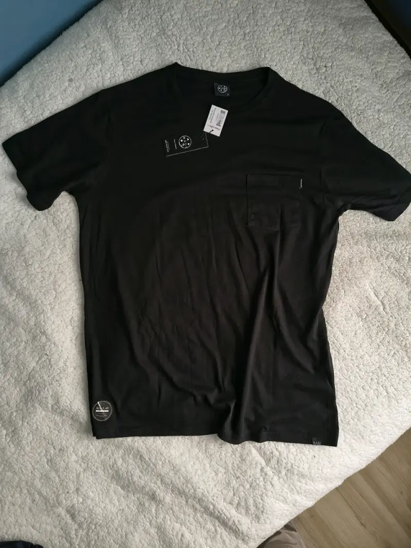 Polera negra Maui & Sons con bolsillo - 1