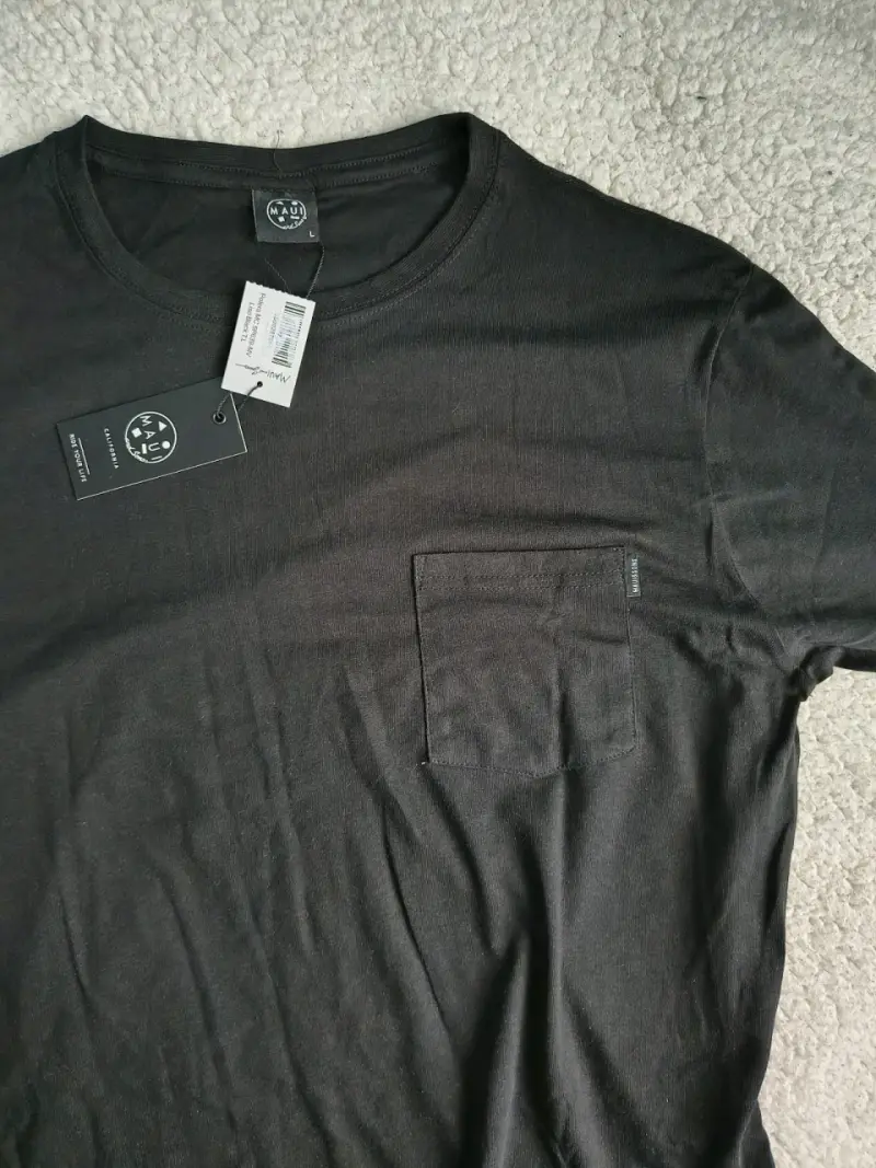 Polera negra Maui & Sons con bolsillo - 3