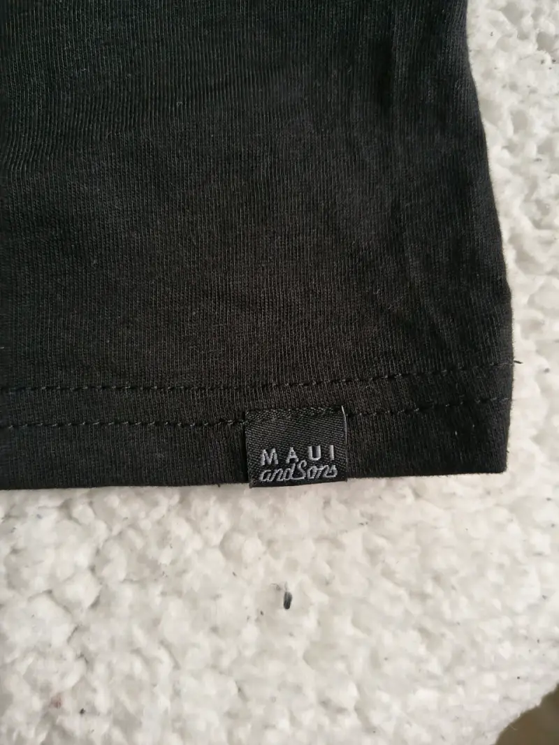 Polera negra Maui & Sons con bolsillo - 5