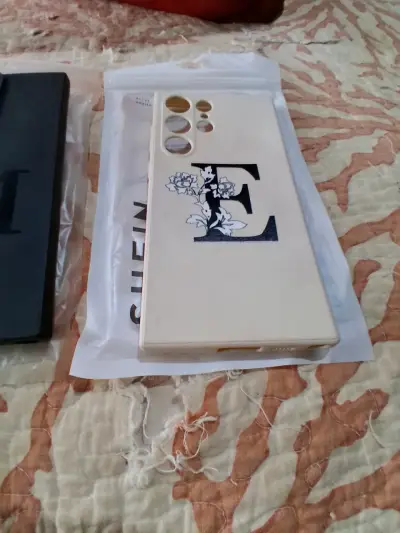 Set de carcasas para celular con diseño de mariposas y letras - miniatura 3
