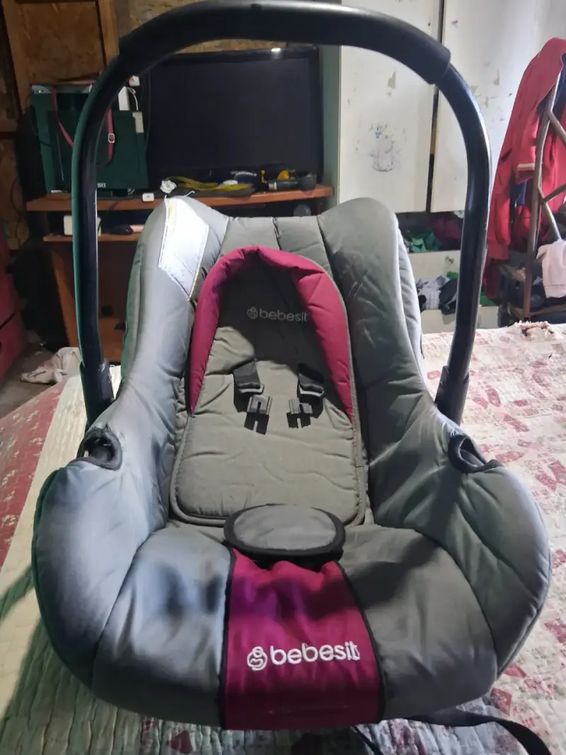 Silla de Auto Bebesit Gris y Burdeo - 1