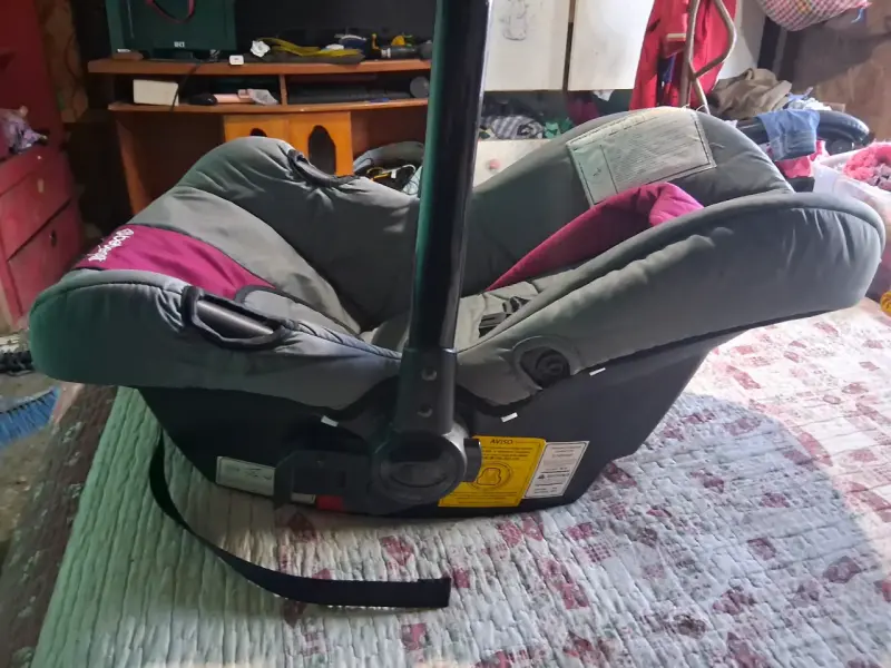 Silla de Auto Bebesit Gris y Burdeo - 2