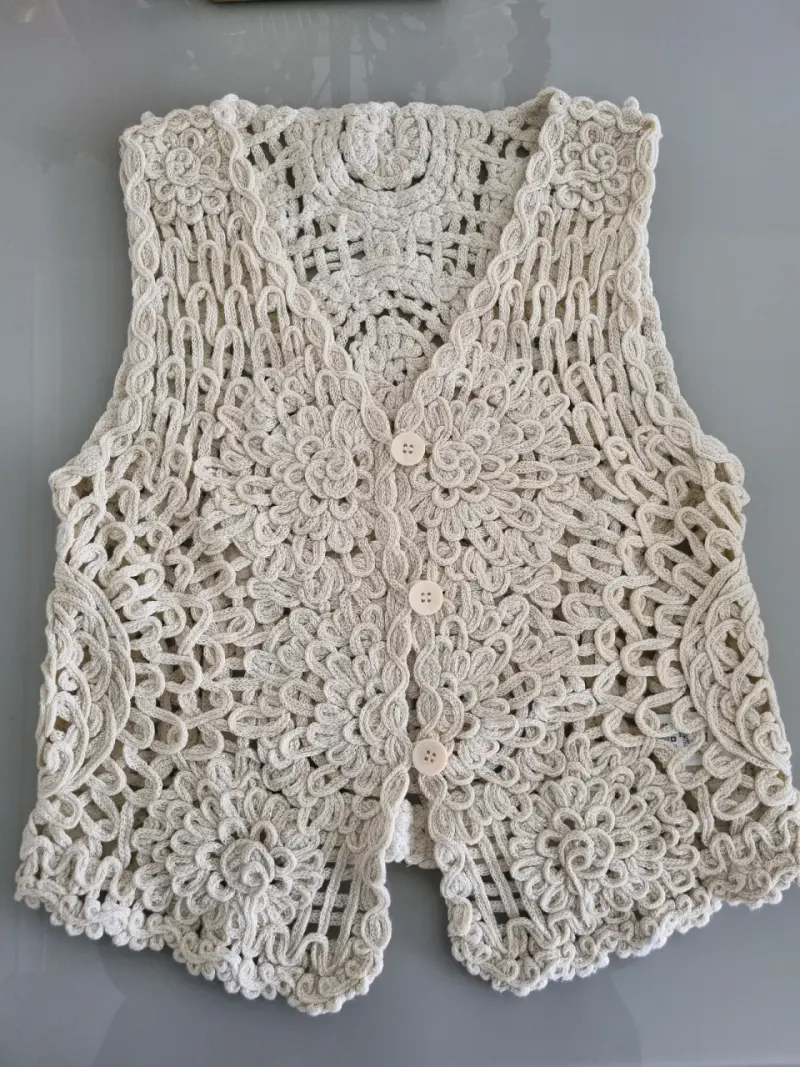 Chaleco tejido a crochet beige con diseño floral - 1