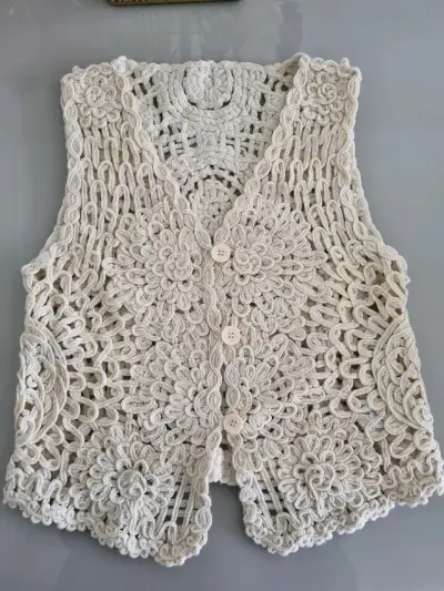 Chaleco tejido a crochet beige con diseño floral - miniatura 2