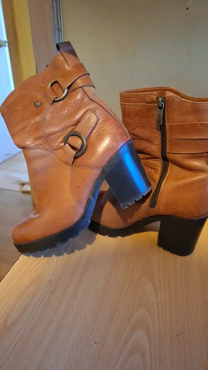 Botines de cuero marrón con tacón alto - 1