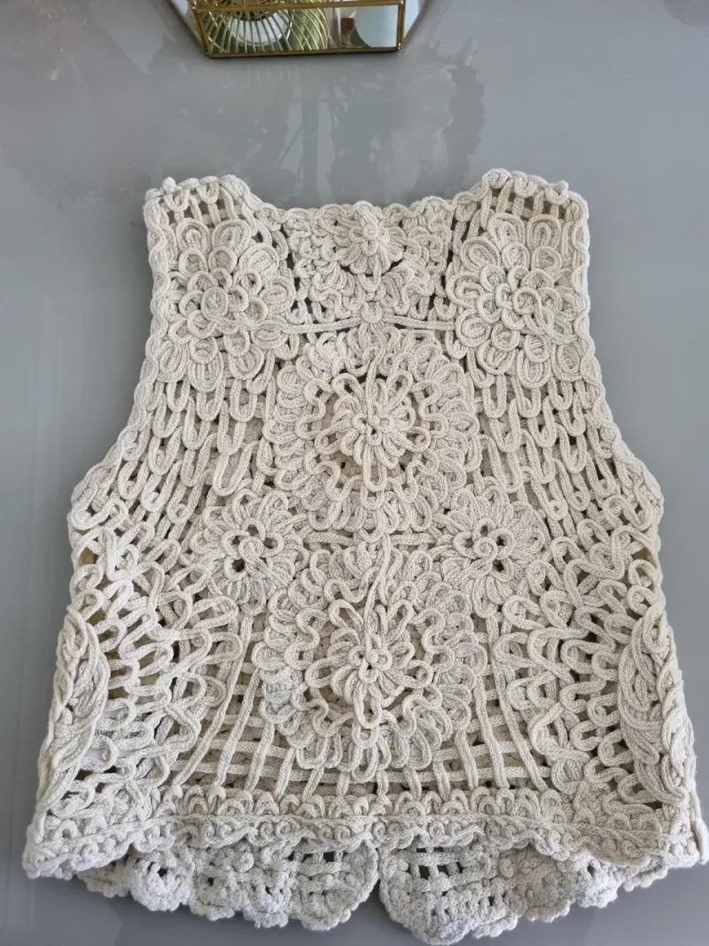 Chaleco tejido a crochet beige con diseño floral - 3