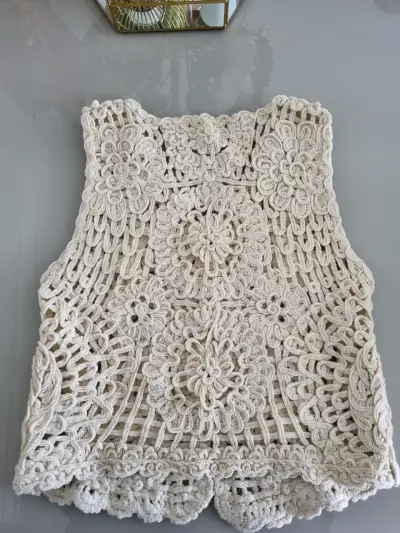 Chaleco tejido a crochet beige con diseño floral - miniatura 3