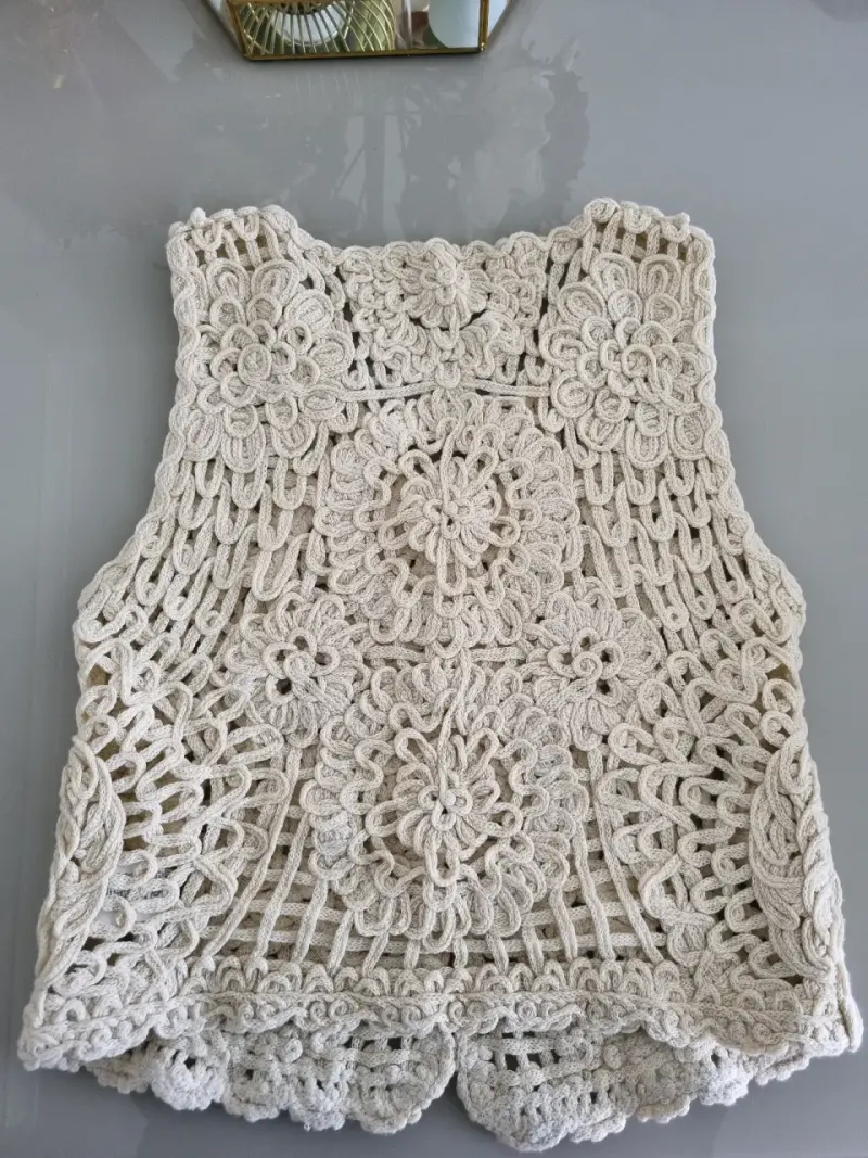 Chaleco tejido a crochet beige con diseño floral - 4