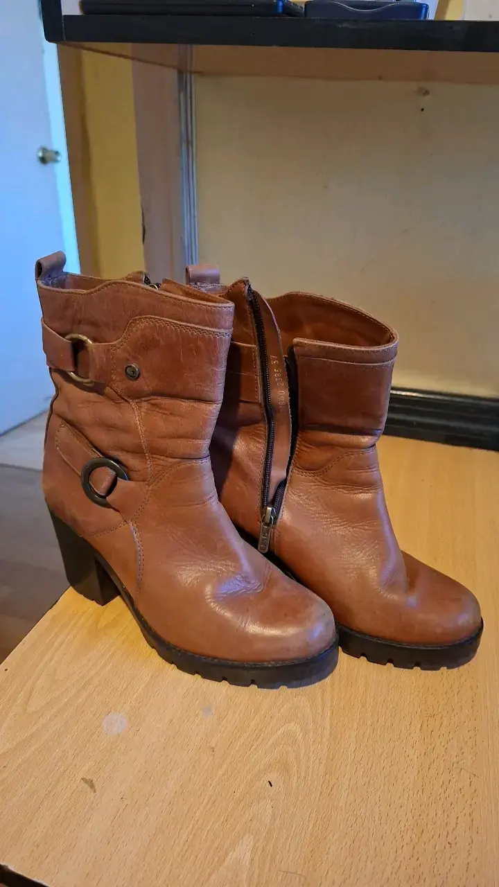 Botines de cuero marrón con tacón alto - 2