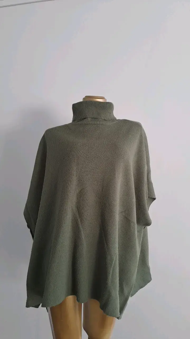 Poncho de lana verde con cuello alto - 1