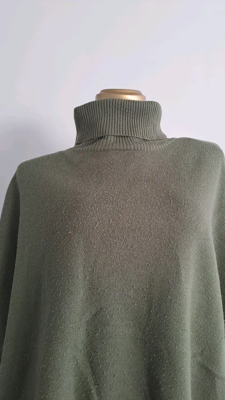 Poncho de lana verde con cuello alto - 2