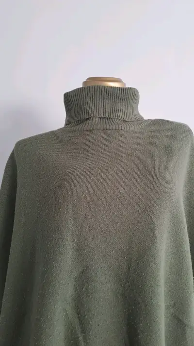 Poncho de lana verde con cuello alto - miniatura 2