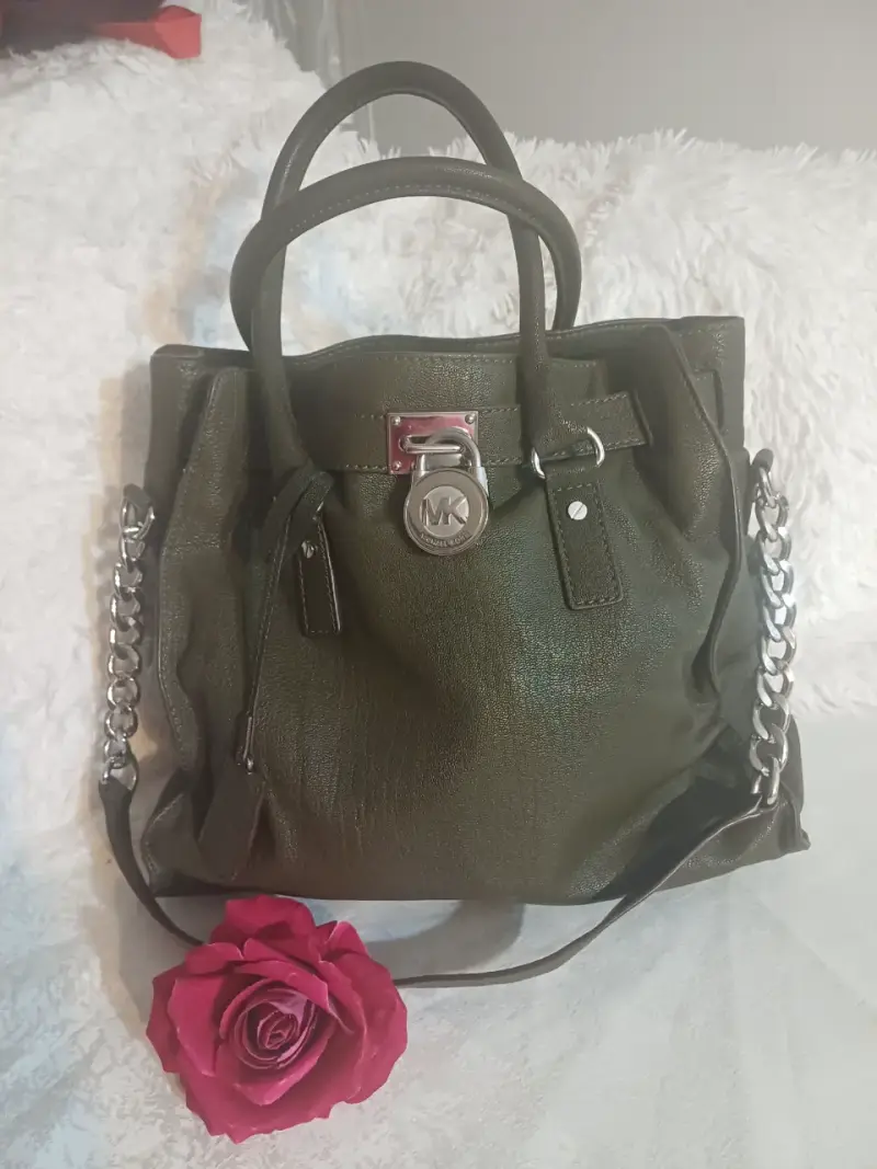 Bolso de mano verde con cadena metálica