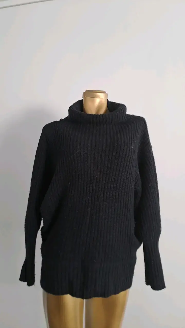 Suéter de punto negro con cuello alto - 1