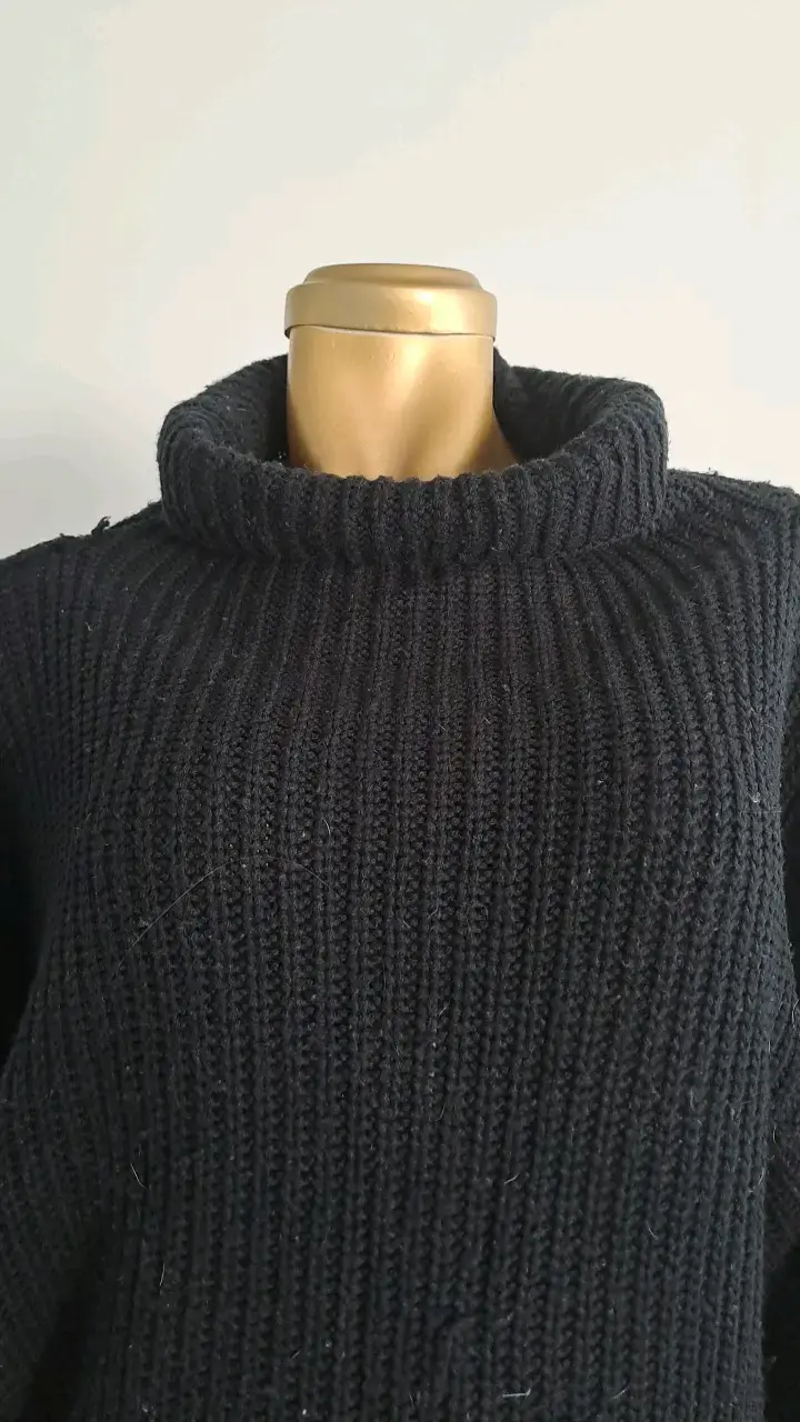 Suéter de punto negro con cuello alto - 2