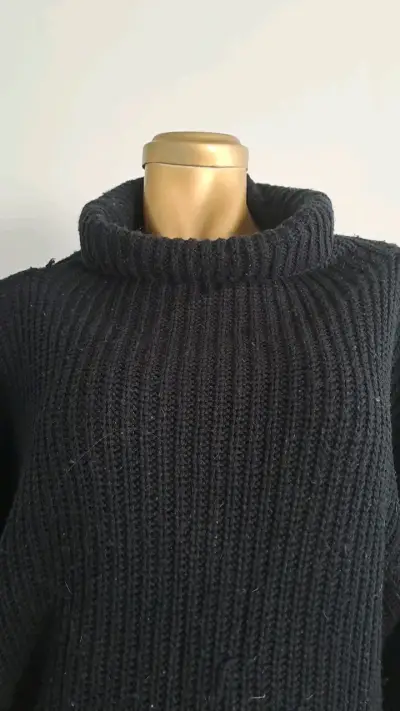 Suéter de punto negro con cuello alto - miniatura 2