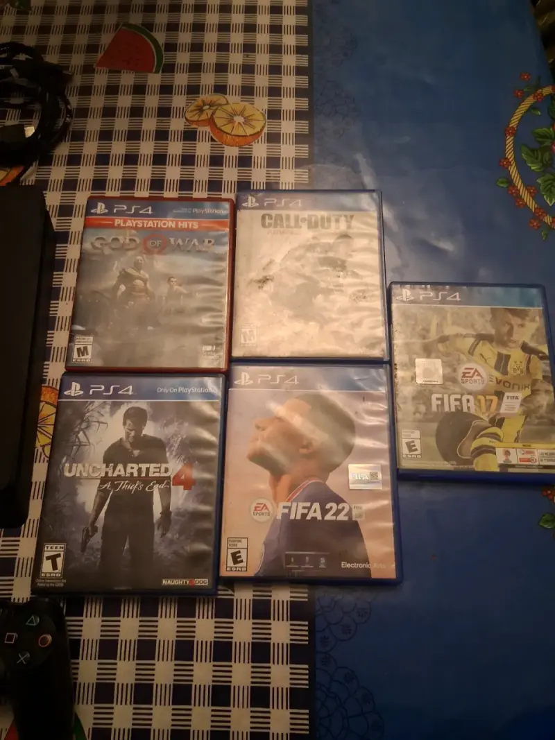 Consola PS4 con juegos y controles - 1