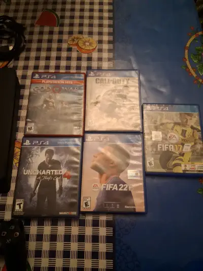 Consola PS4 con juegos y controles - miniatura 1