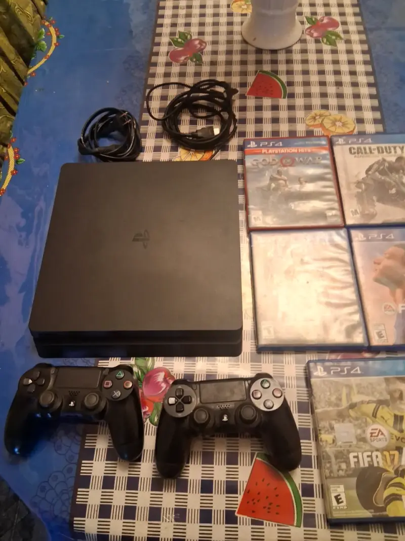 Consola PS4 con juegos y controles - 2