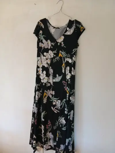 Vestido largo floral negro para mujer - miniatura 1